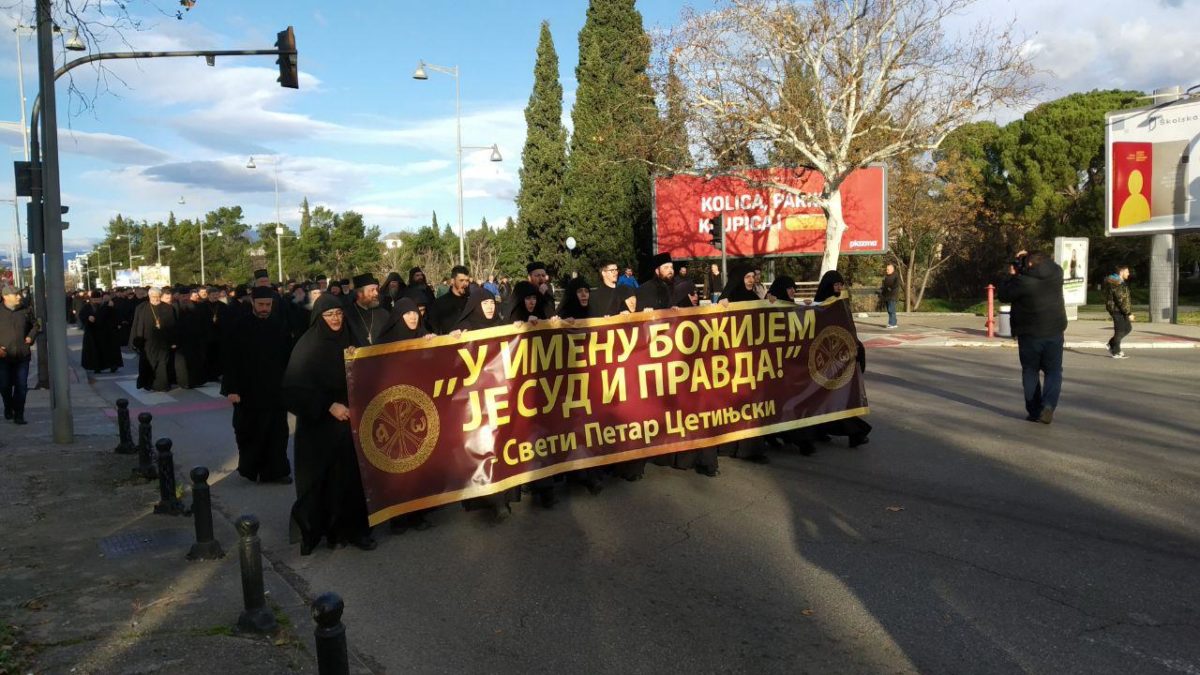 Владике и стотине свештеника са народом испред Скупштине Црне Горе: У имену Божијем је суд и правда!