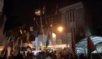 РТ: Демонстранти у Багдаду упали у амбасаду Бахреина, палећи америчке и израелске заставе због „споразума века“