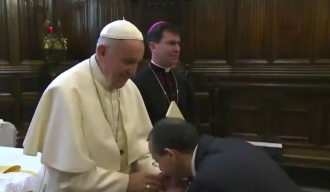 Папа није дозволио да му верници пољубе руку