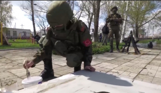Руски војници у ЛНР-у помогли на уређењу споменика совјетским војницима