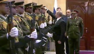 Путин подигао с пода шапку припадника палестинске гарде и ставио му је на главу