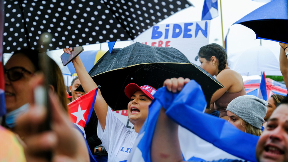 РТ: Градоначелник Мајамија позвао САД да бомбардују Кубу... јер су ваздушни напади у прошлости тако добро функционисали