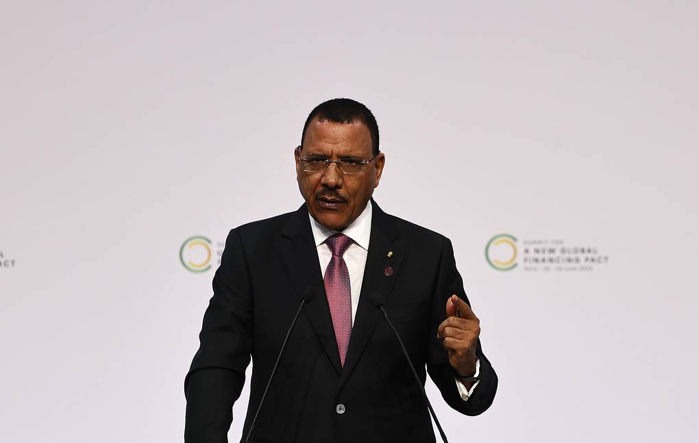 Војска Нигера саопштила је да је председник Базум уклоњен са власти и да су границе затворене — Ројтерс