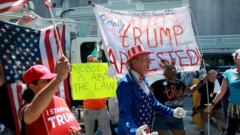 РТ: „САД у сукобу саме са собом“ – Медведев