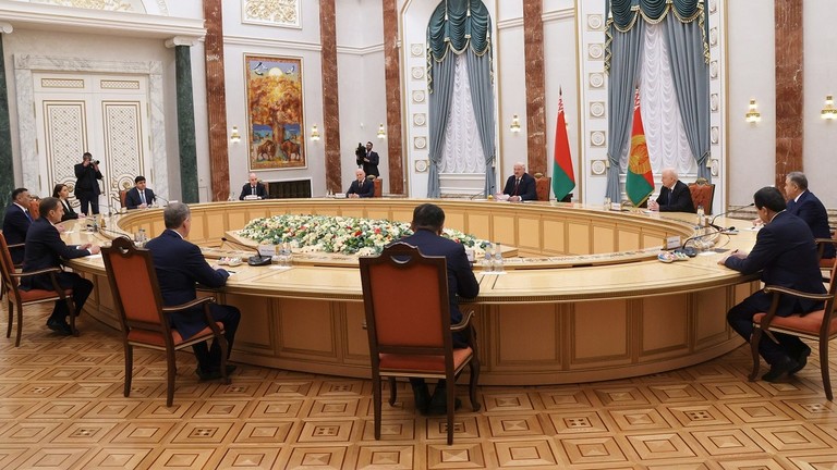 РТ: Запад је „забио нож у леђа“ Украјини – Лукашенко