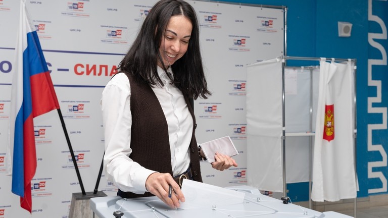 Гласање у току на парламентарним изборима у Русији